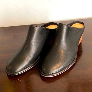 Pebbled leather Clark’s mules